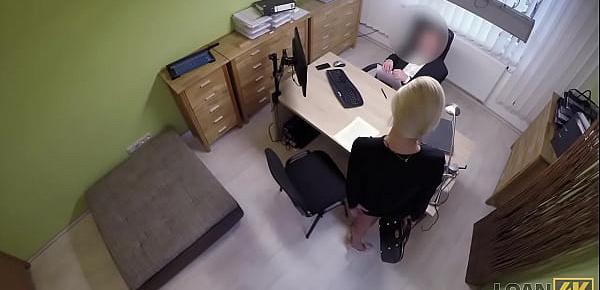 LOAN4K. Smart Teen Chick kommt mit rasierter Muschi zum Leihbüro